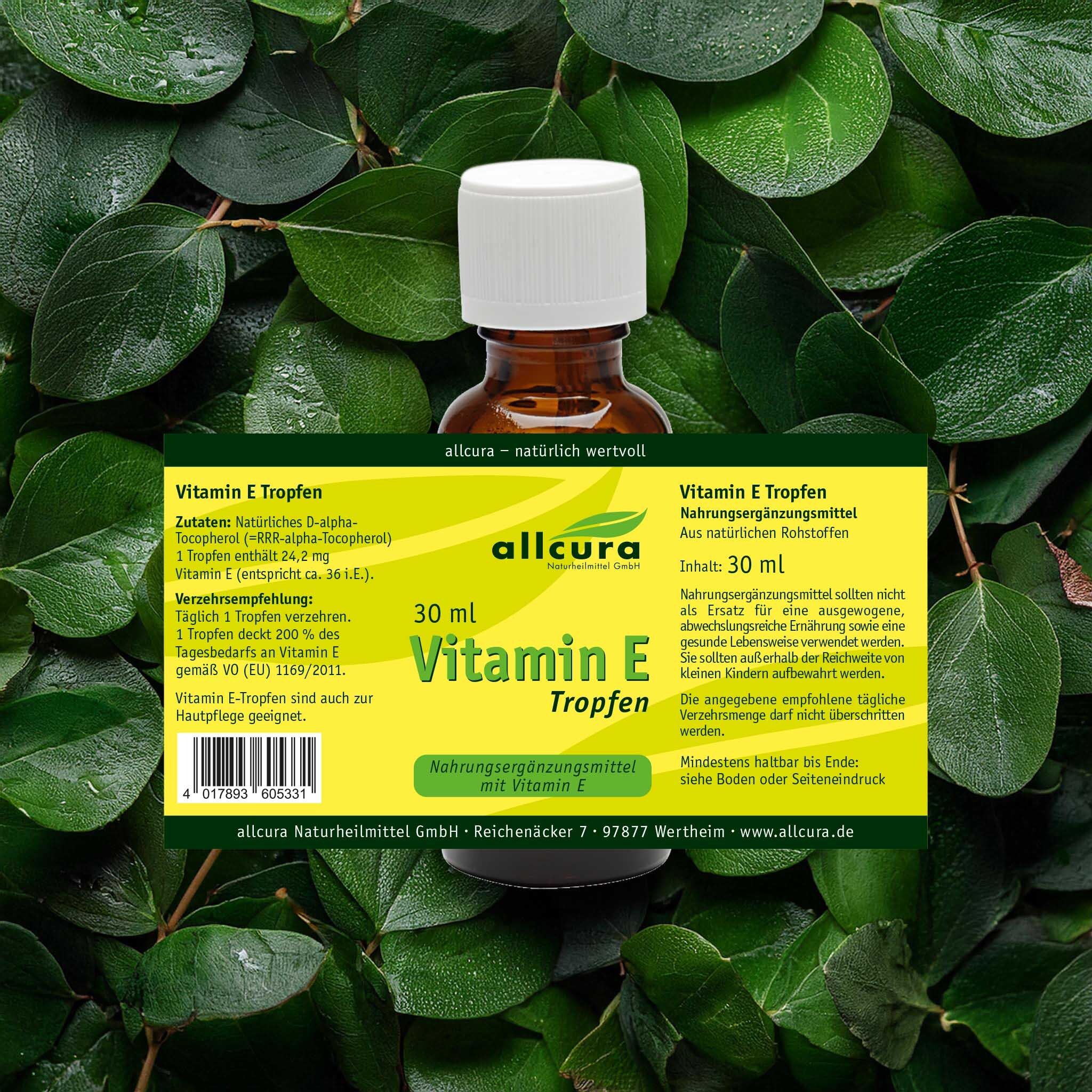 Étiquette Vitamin E Tropfen avec informations. Inscription : 30 ml. Marque : allcura. Fond : feuilles vertes.