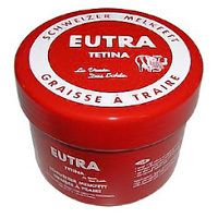 Rote Dose mit weißem Deckel. Aufschrift: Eutra Tetina, Schweizer Melkfett, Graisse à Traire.