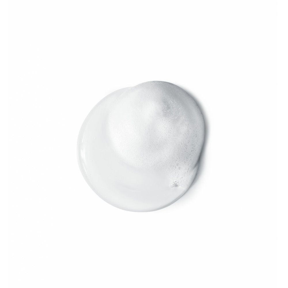 Mousse blanche sur fond blanc. Forme ronde.