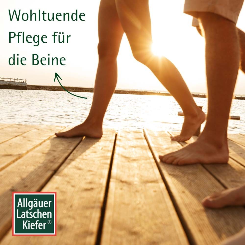 Jambes sur une jetée en bois. Texte: Soin apaisant pour les jambes. Logo: Allgäuer Latschenkiefer.