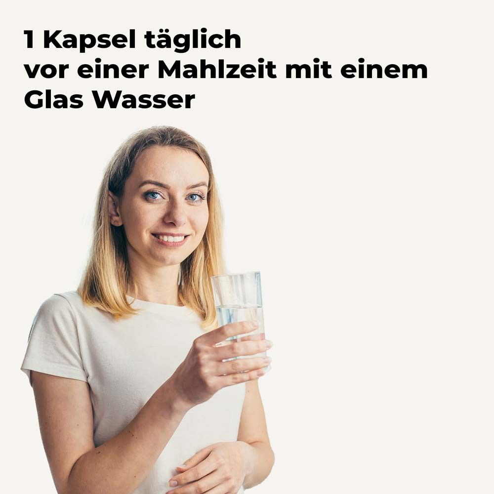 Junge Frau hält Glas Wasser. Text: 1 Kapsel täglich vor einer Mahlzeit mit einem Glas Wasser.