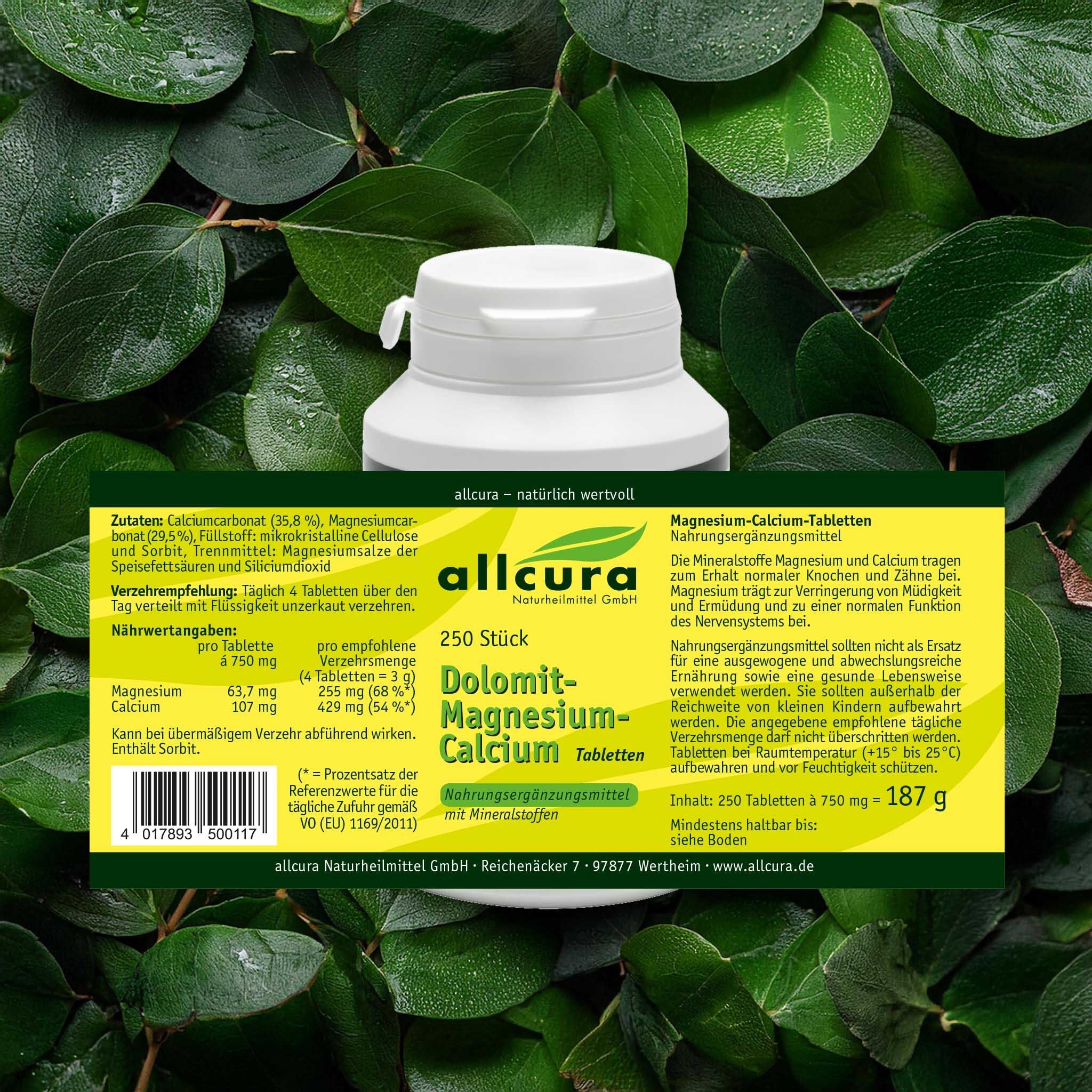 Produktflasche vor grünem Hintergrund. Aufkleber mit Produktinformationen und Nährwertangaben.