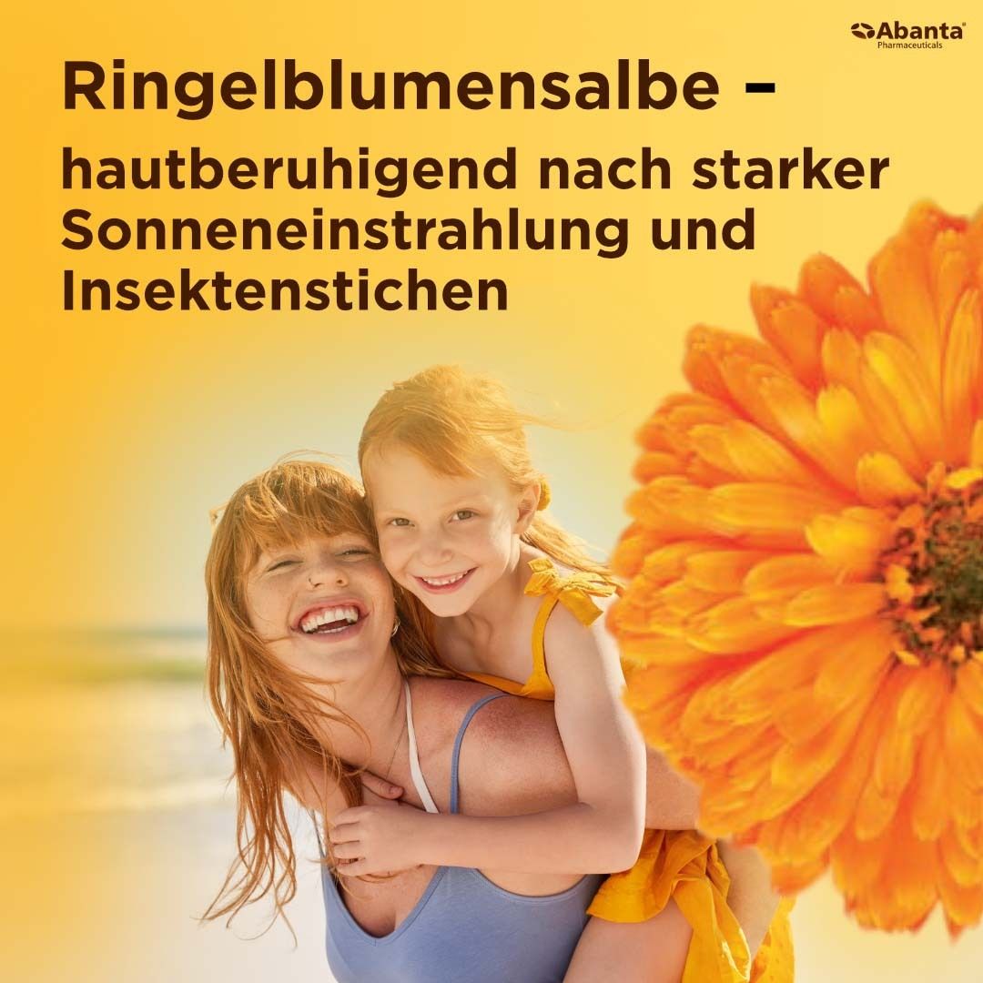Mutter und Kind lachen, große Ringelblume im Vordergrund, Text über Salbe.