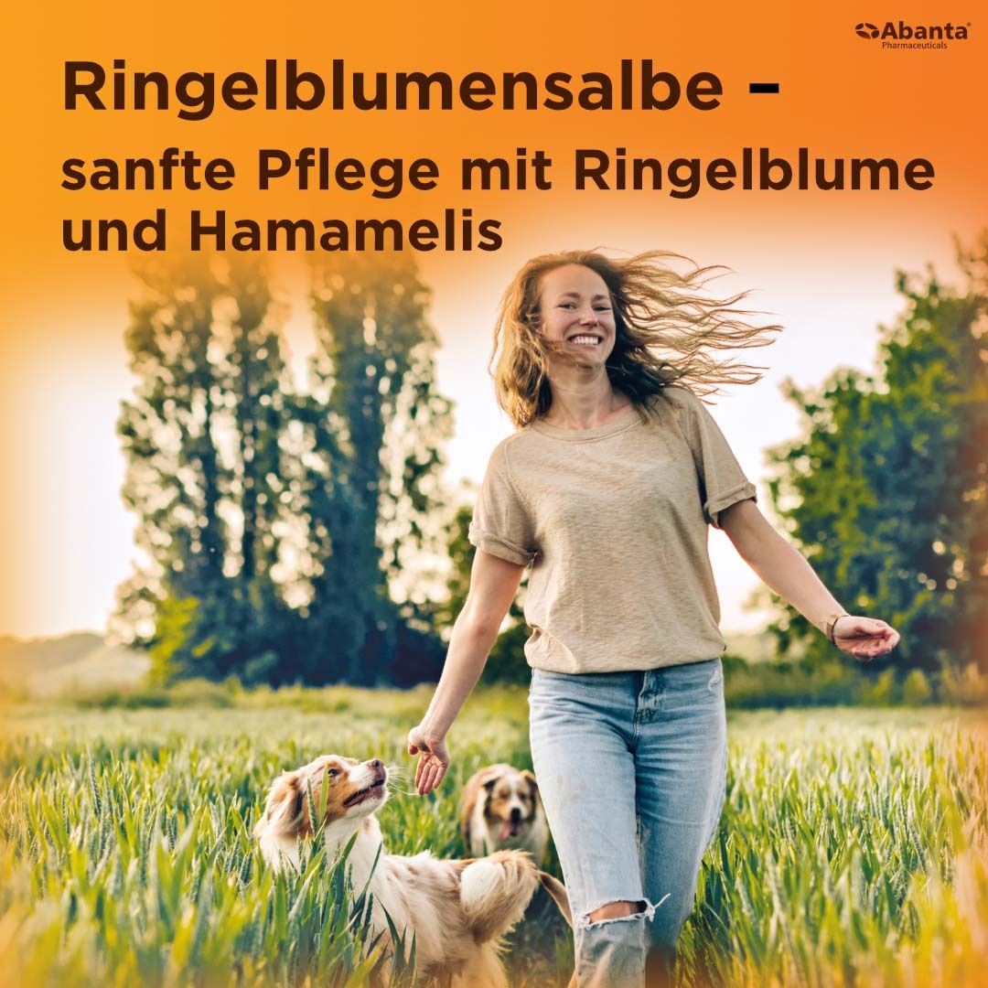 Frau mit Hunden im Gras, Text über sanfte Pflege mit Ringelblume und Hamamelis.