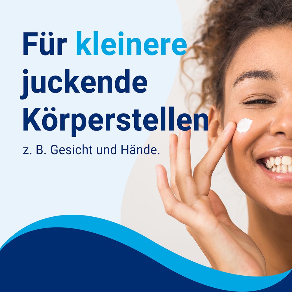 Frau trägt Creme auf ihr Gesicht auf, um juckende Hautstellen zu behandeln.