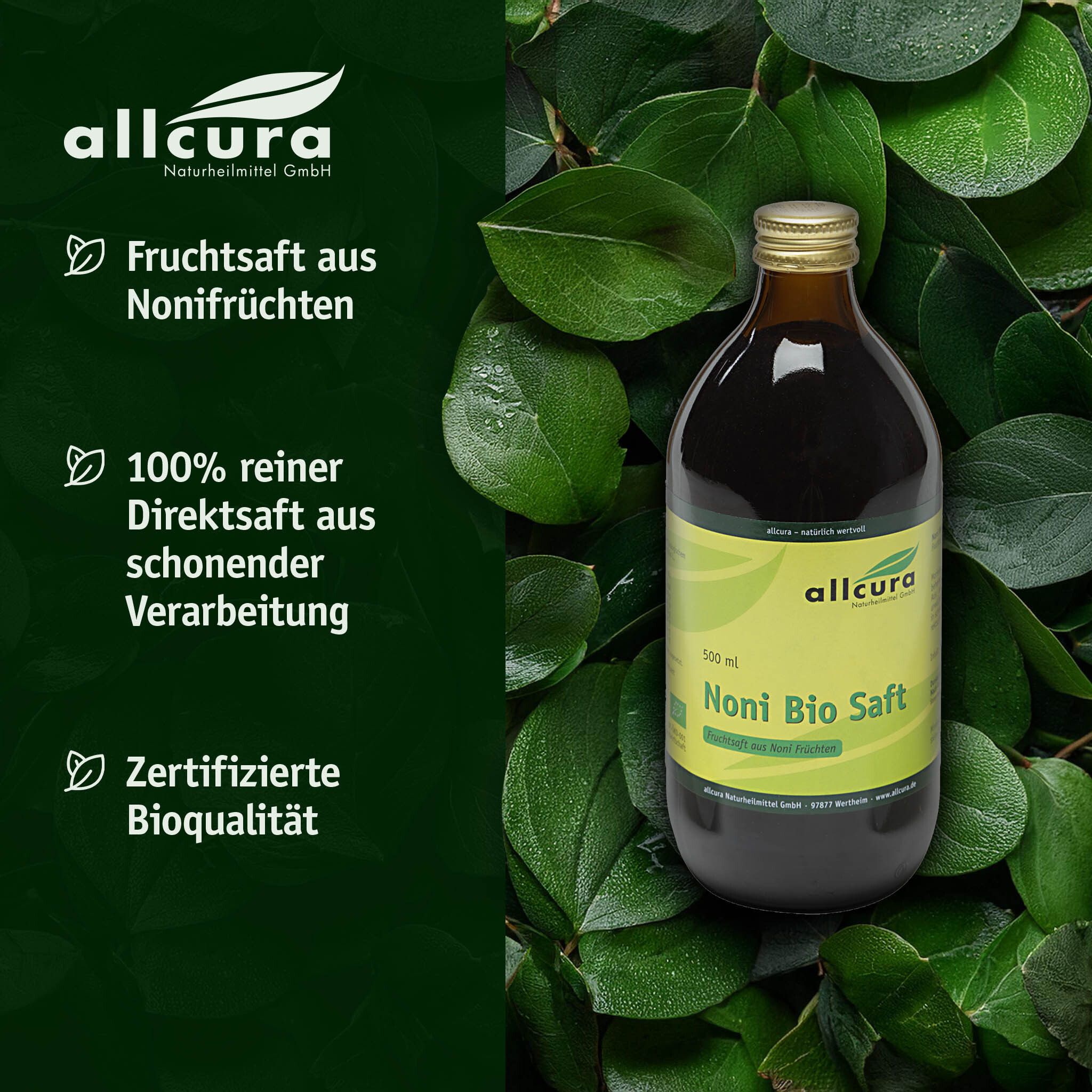 Braune Glasflasche mit gelbem Etikett. Aufschrift: allcura Noni Bio Saft. Umgeben von Blättern.