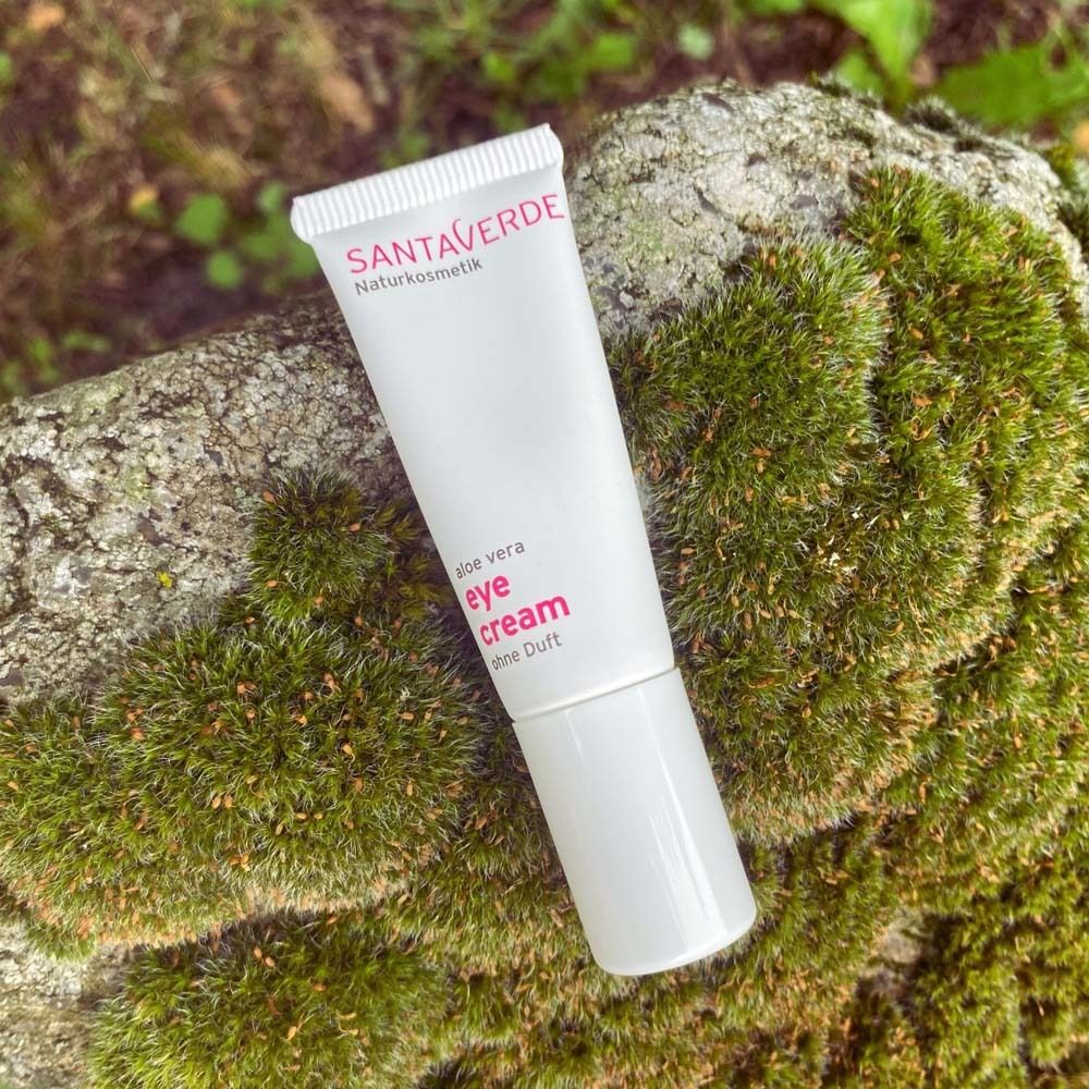Tube 'eye cream' sur mousse. Logo SANTAVERDE. Texte: Aloe vera, sans parfum.