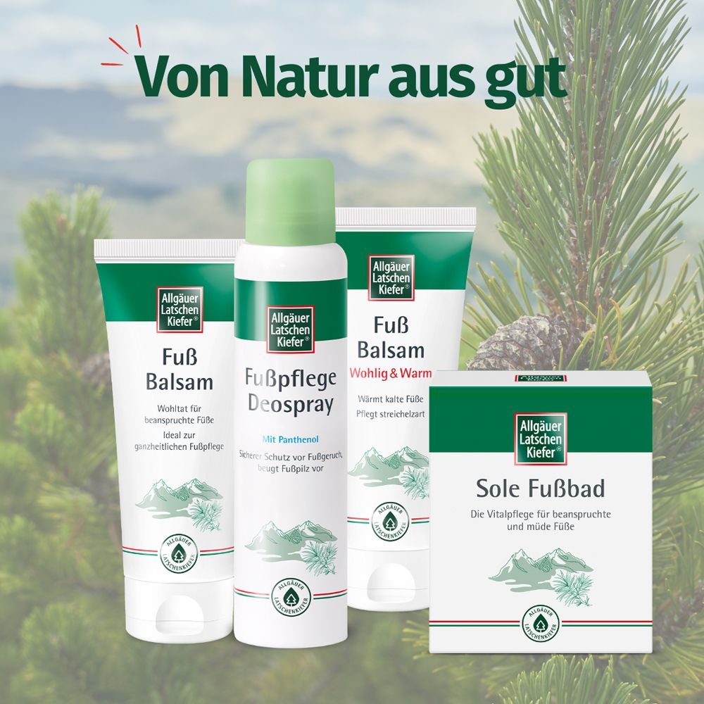 Sortiment Allgäuer Latschenkiefer: Fußpflege Deospray, Fuß Balsam und Sole Fußbad vor Bergkulisse.