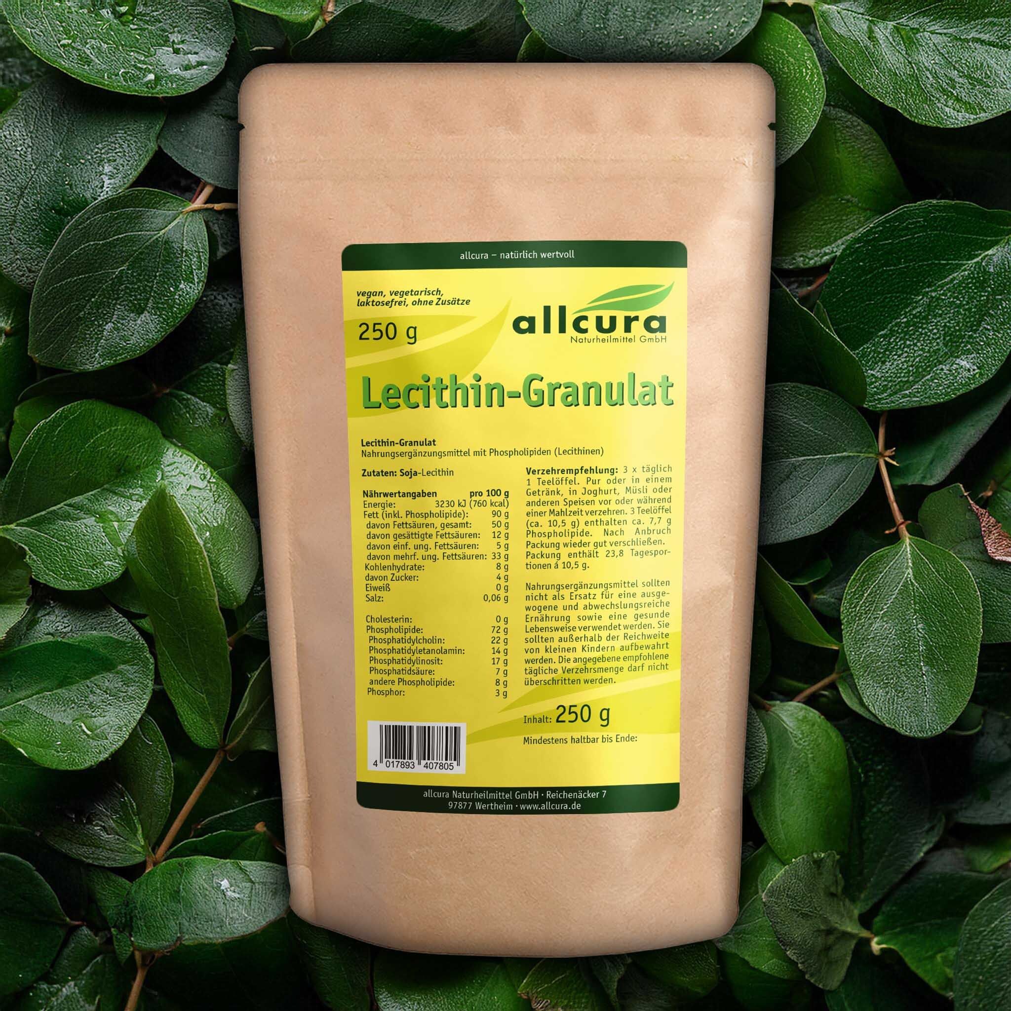 Sachet de granulés de lécithine allcura, entouré de feuilles. Emballage brun avec étiquette verte. Contient 250g.