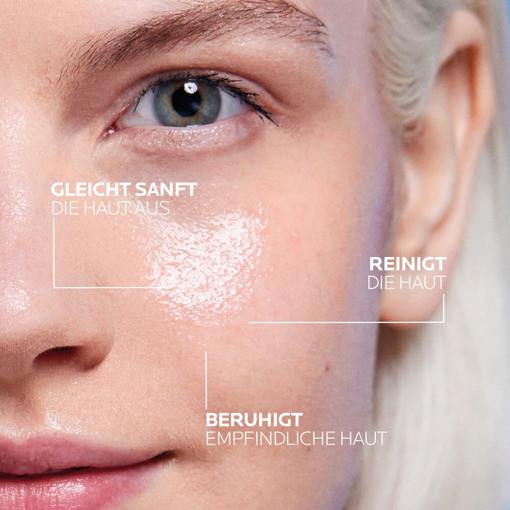 Gros plan sur le visage. Texte: Égalise en douceur la peau, nettoie, apaise la peau sensible.