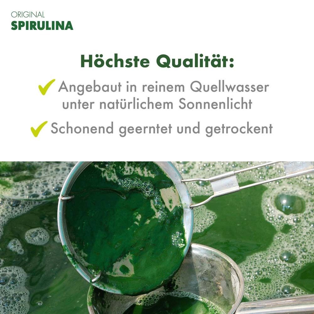 Écumoire avec spiruline dans l'eau. Texte : Qualité supérieure : Cultivé dans de l'eau de source pure.