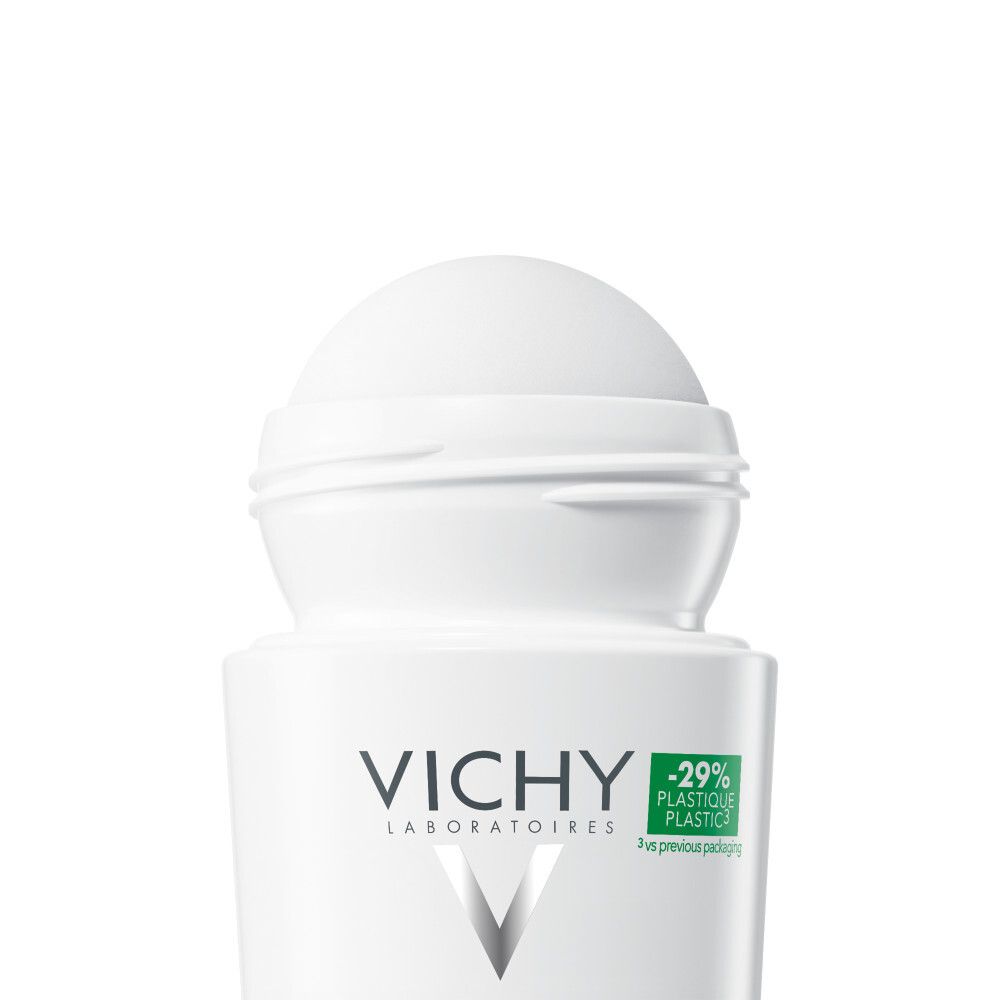 Nahaufnahme des weißen Roll-on-Kopfes. Vichy-Logo sichtbar. -29% Plastik. Grüne Markierung.