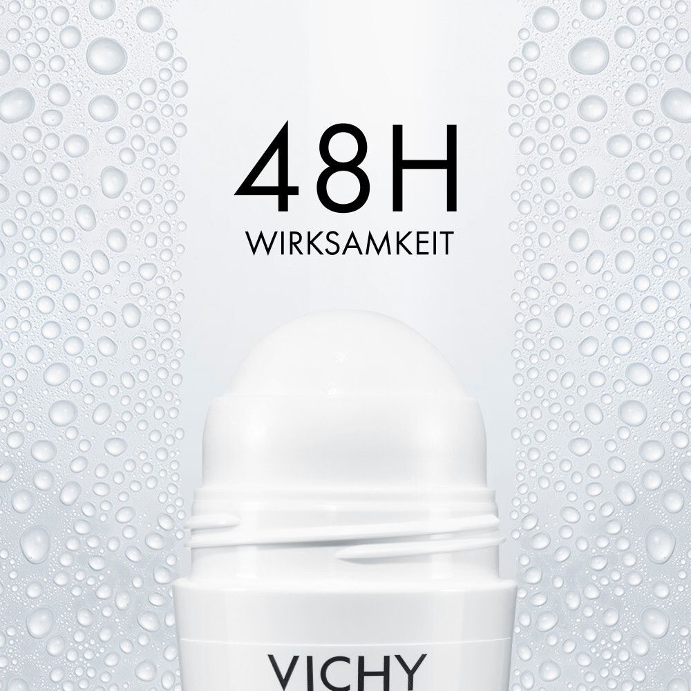 Nahaufnahme eines weißen Roll-On-Deodorants. Aufschrift: VICHY. Text: 48H Wirksamkeit. Hintergrund: Wassertropfen.