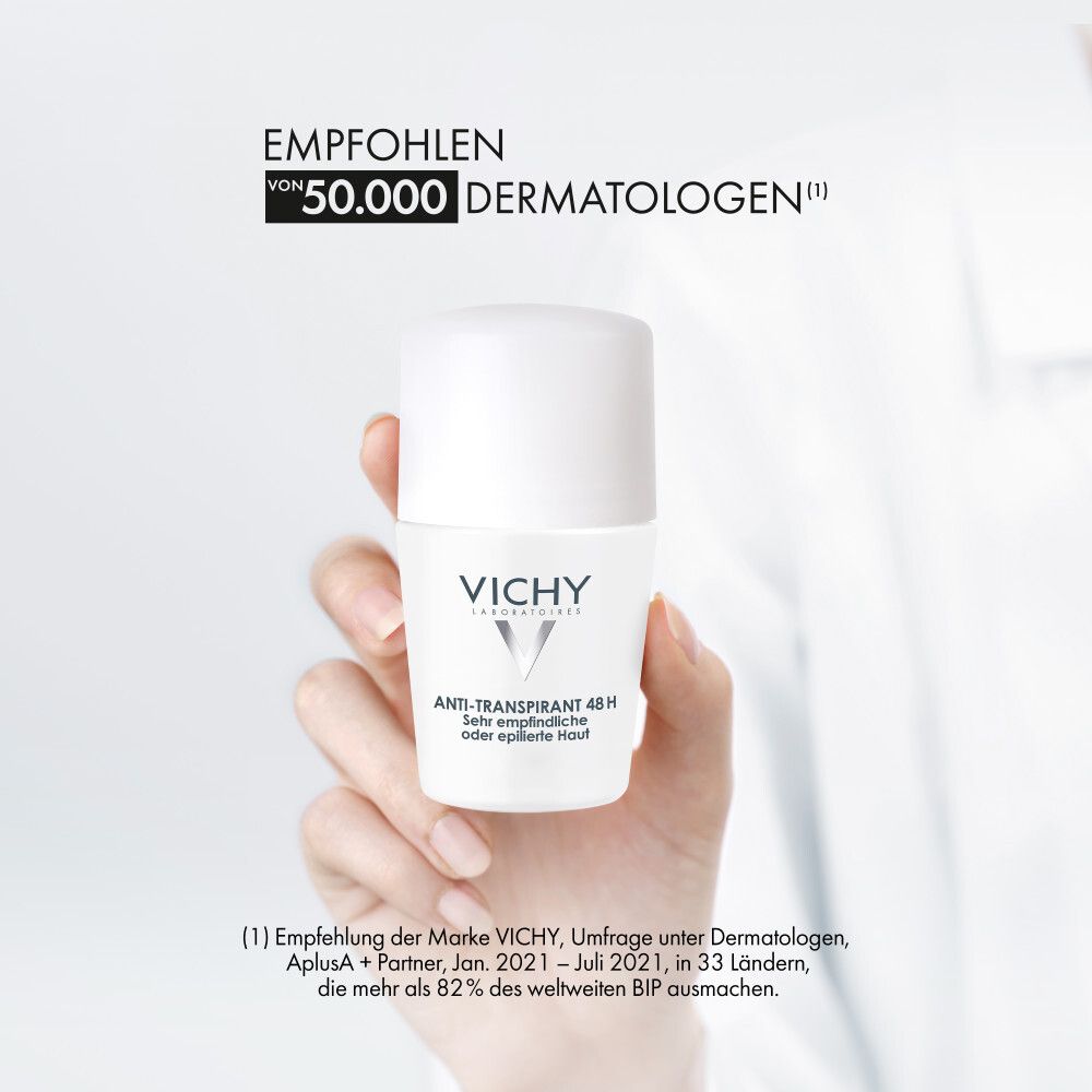 Hand hält ein weißes Roll-On-Deodorant. Aufschrift: VICHY, Anti-Transpirant 48H. Empfohlen von 50.000 Dermatologen.