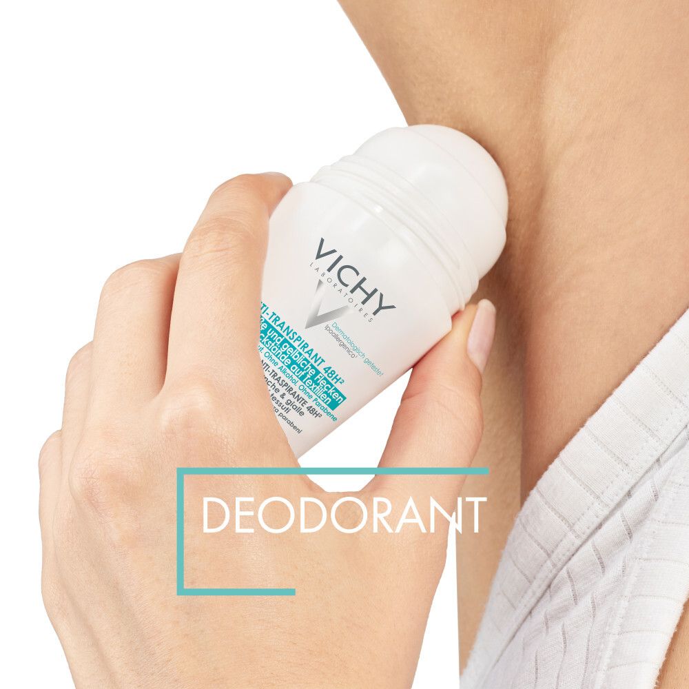 Application du déodorant Roll-On Vichy sous le bras.