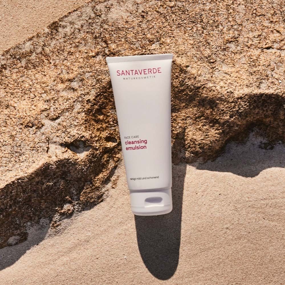 Tube blanc SANTAVERDE sur pierre. Nom du produit et logo visibles.