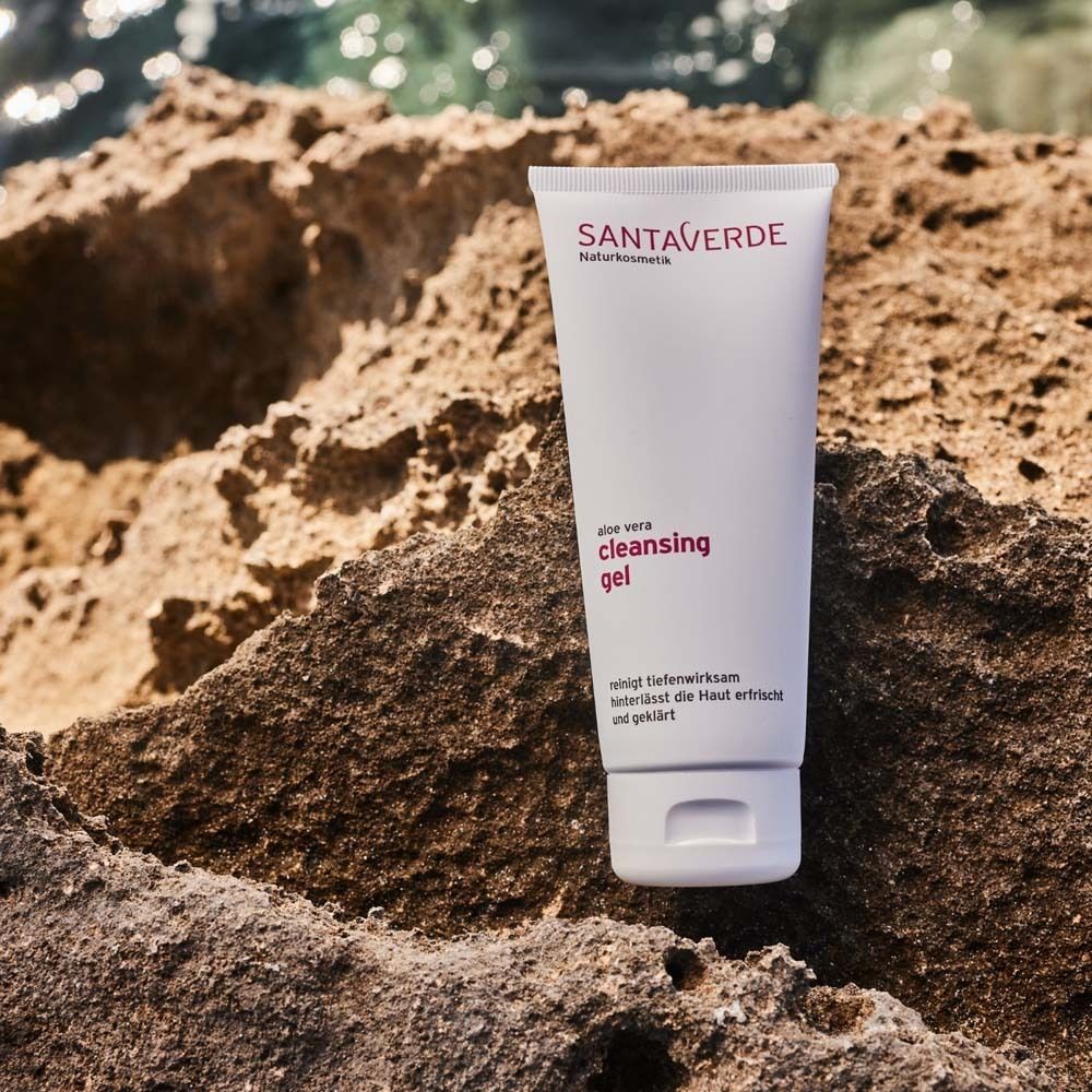 Weiße Tube SANTAVERDE cleansing gel auf Felsen. Text: Aloe vera cleansing gel.