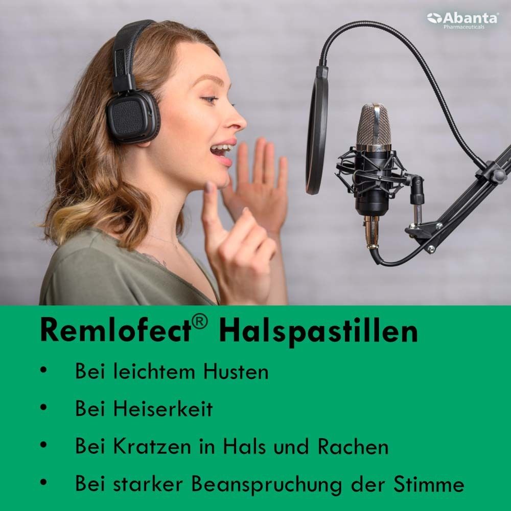 Femme avec casque et micro. Texte : REMLOFECT Halspastillen. Pour toux légère, enrouement, grattement dans la gorge, forte sollicitation de la voix.