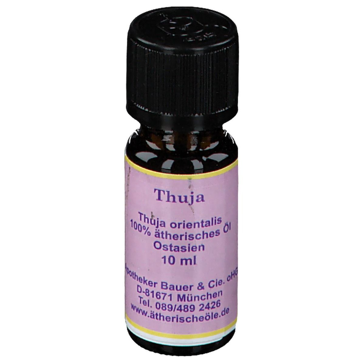 Flacon en verre brun avec bouchon noir. Étiquette avec texte : Thuja, Thuja orientalis, 100% huile essentielle, 10 ml.