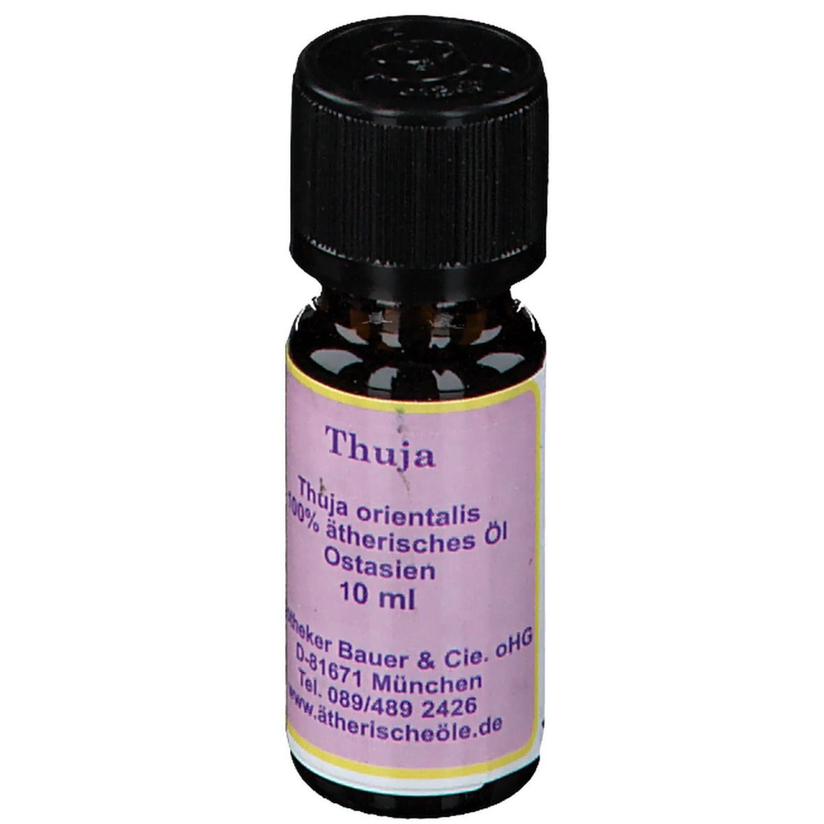 Flacon en verre brun avec bouchon noir. Étiquette avec texte : Thuja, Thuja orientalis, 100% huile essentielle, 10 ml.
