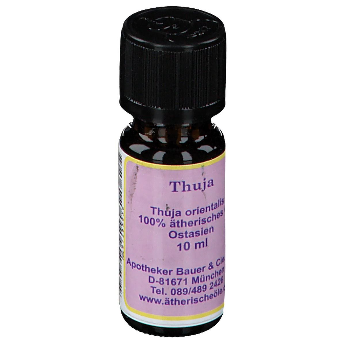 Flacon en verre brun avec bouchon noir. Étiquette avec texte : Thuja, Thuja orientalis, 100% huile essentielle, 10 ml.