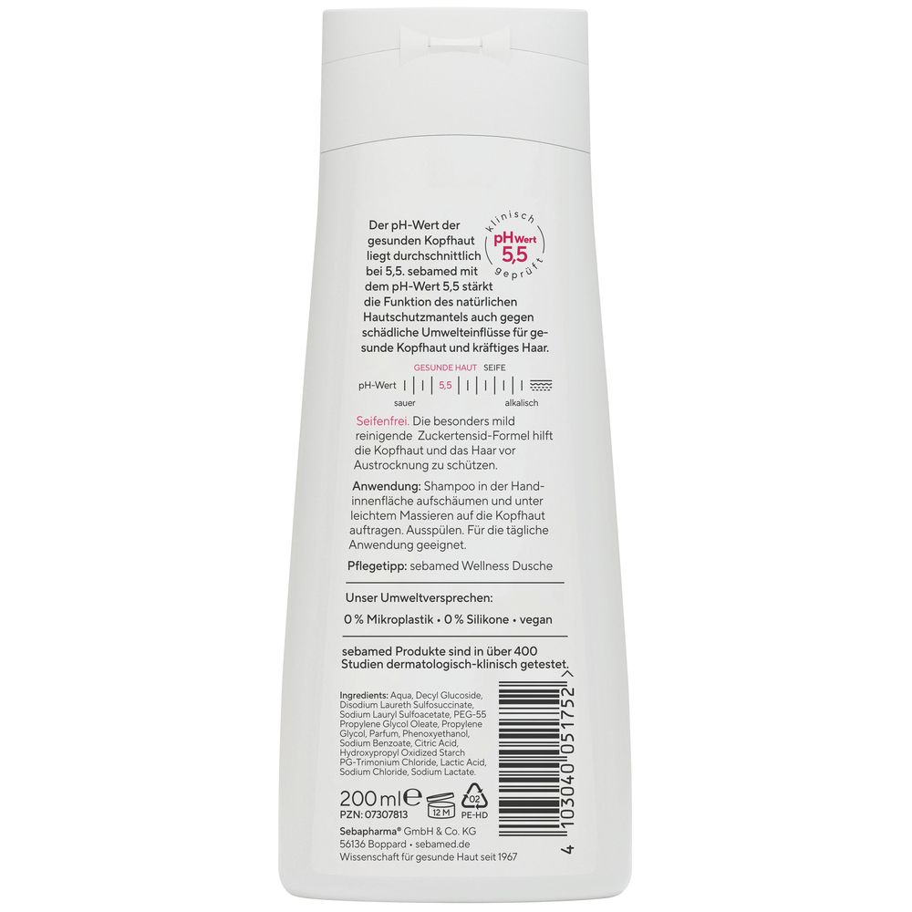 Rückseite einer weißen Shampoo-Flasche. Textinformationen, pH-Wert 5,5. Inhaltsstoffe und Herstellerangaben.