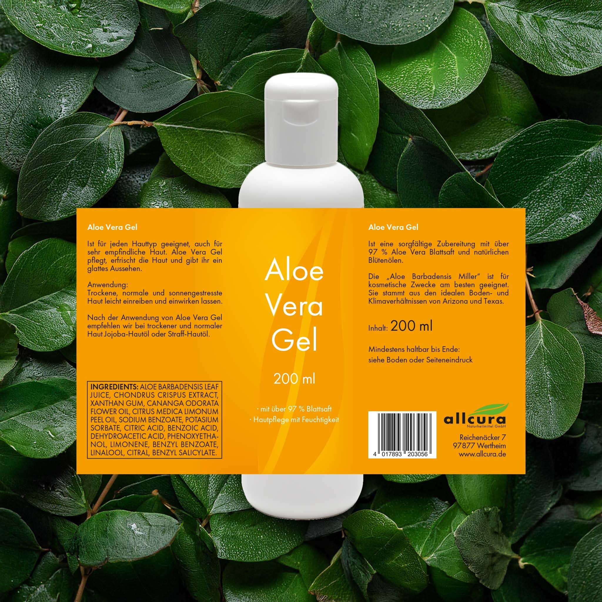 Aloe Vera Gel Flasche mit Etikett. Text: Inhaltsstoffe, 200 ml. Aufschrift: Aloe Vera Gel. Hintergrund: grüne Blätter.