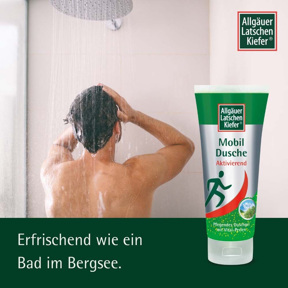 Homme sous la douche. Allgäuer Latschenkiefer Mobil Dusche. Texte: Rafraîchissant comme un bain de lac. Tube de produit.