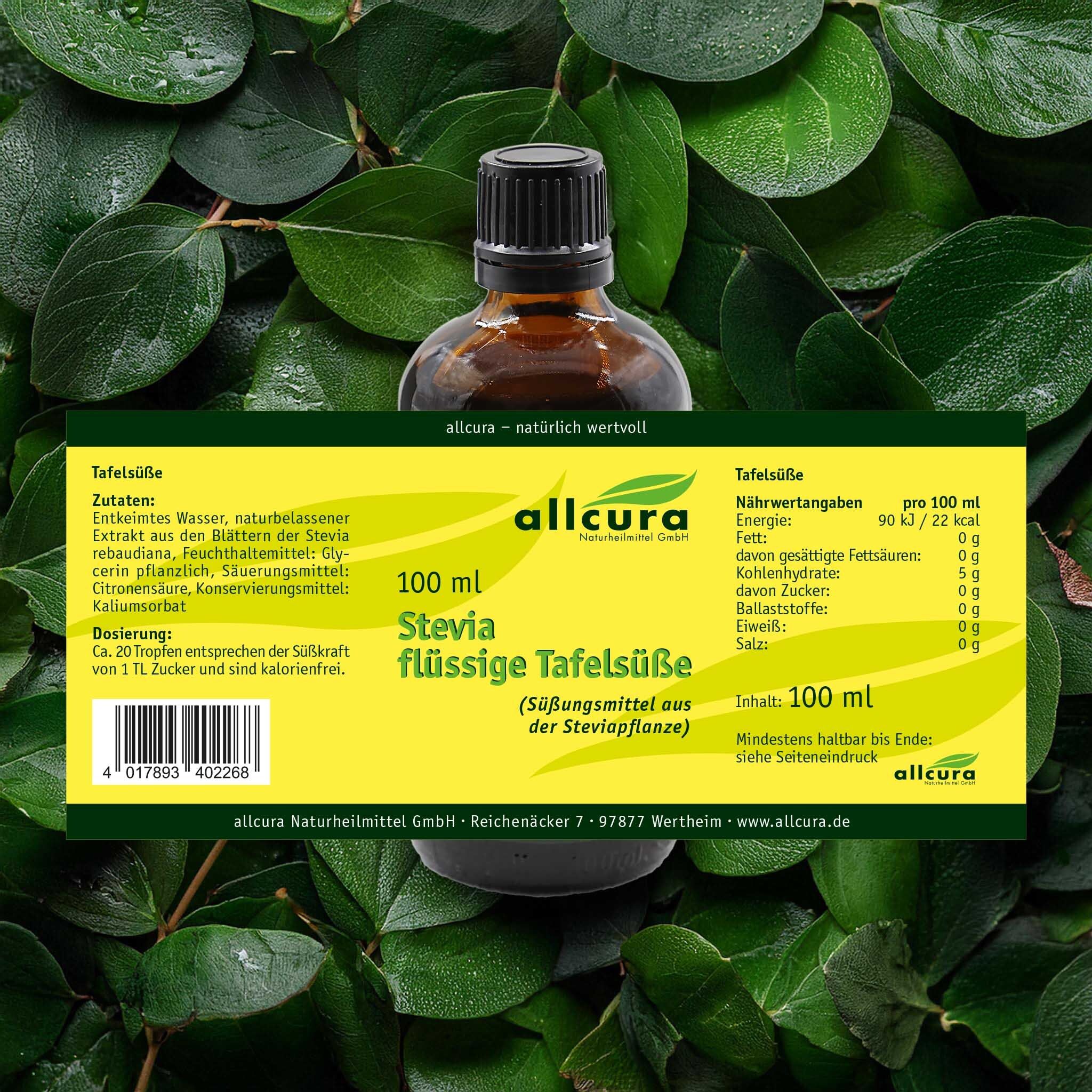 Braune Glasflasche mit Etikett auf Blättern. Etikett mit Inhaltsstoffen und Nährwertangaben. Stevia.