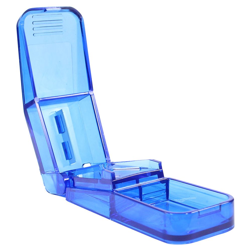 Diviseur de comprimés bleu transparent, ouvert. Avec lame et support de comprimé.