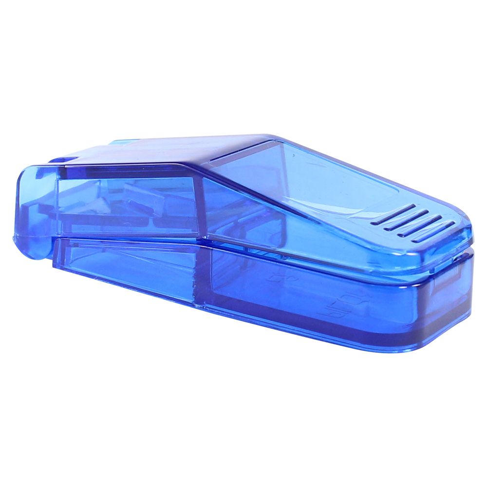 Diviseur de comprimés bleu transparent fermé. Forme rectangulaire avec charnière.
