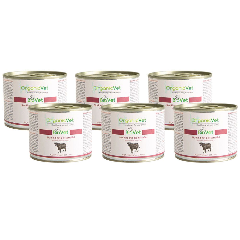 Six boîtes de nourriture pour chats. Chaque boîte porte les mentions "OrganicVet" et "BioVet". Inscription : Bio-bœuf avec bio-pomme de terre. Image d'une vache.