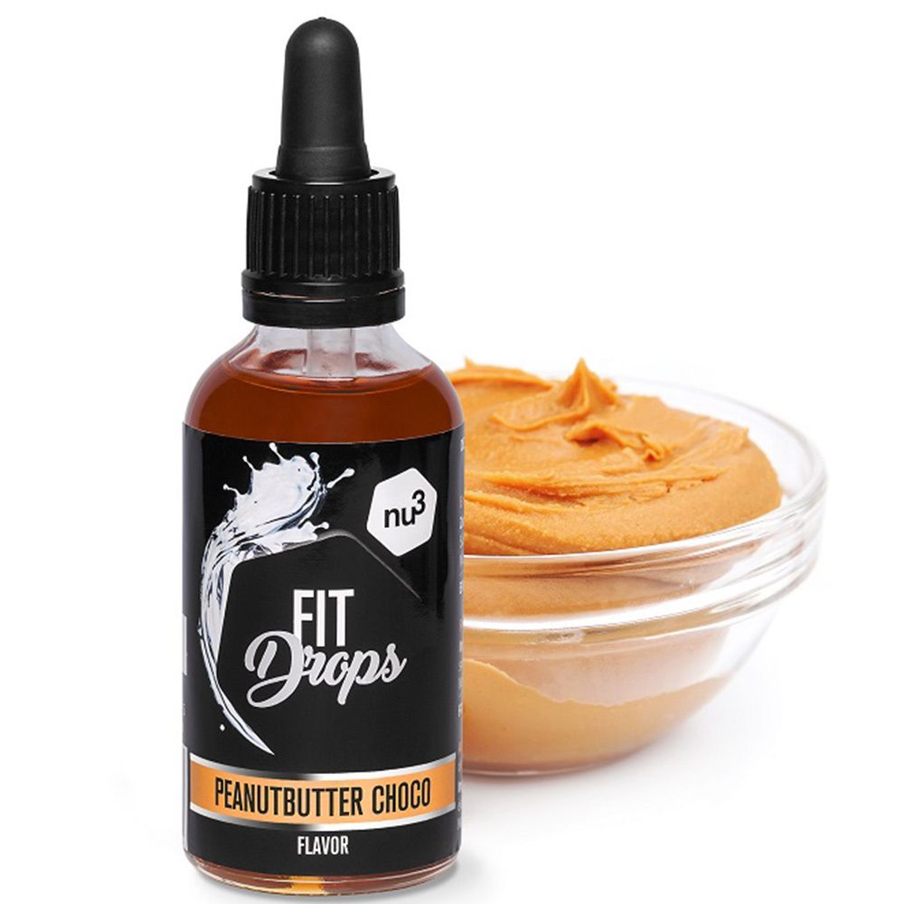 Braune Flüssigkeit in einer Glasflasche mit Tropfer. Aufschrift: FIT Drops Peanutbutter Choco Flavor. Daneben Erdnussbutter in einer Glasschale.