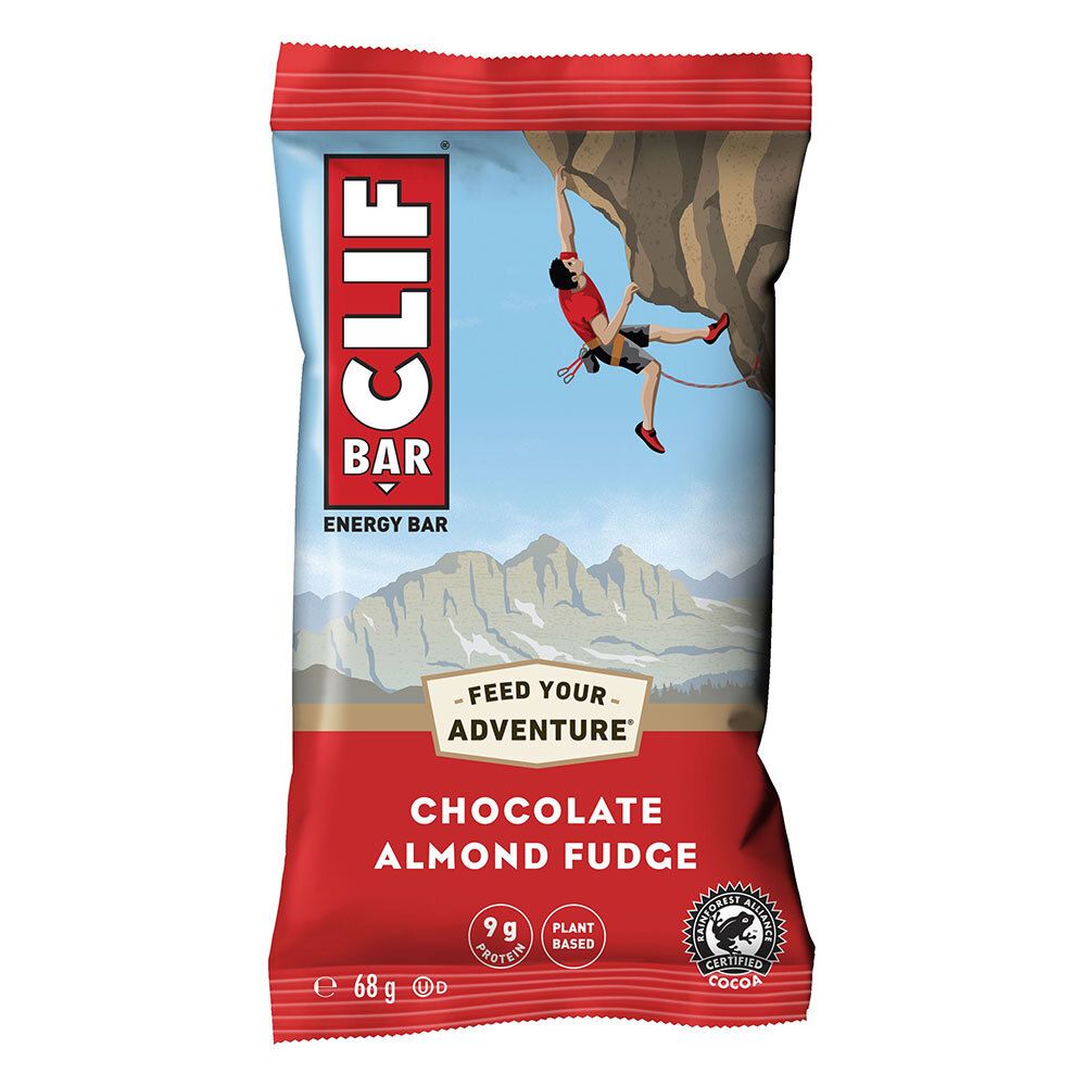 Emballage de barre CLIF BAR. Fond rouge avec impression. Contient chocolat, fudge aux amandes. Illustration d'un grimpeur.