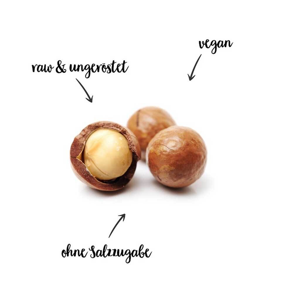 Drei Macadamia-Nüsse, eine geöffnet. Text: raw & ungeröstet, ohne Salzzugabe, vegan.