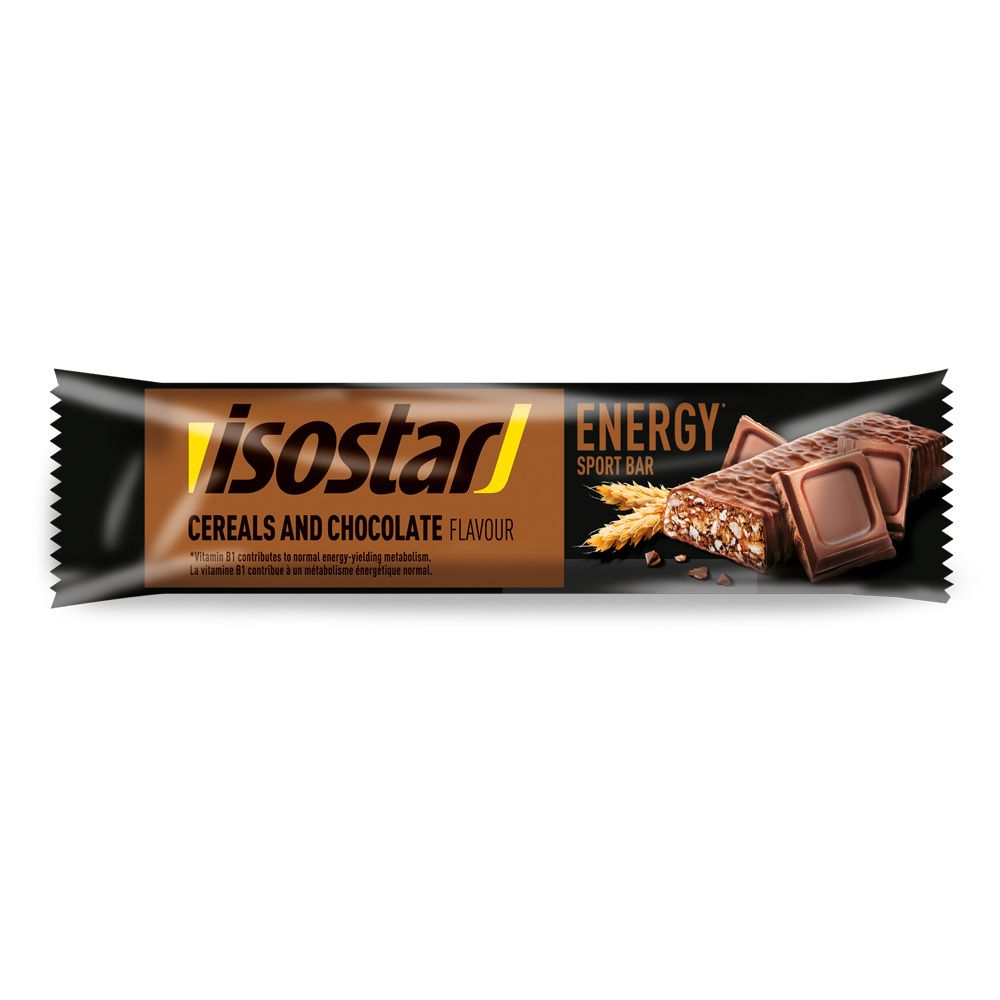 Energieriegel in schwarzer Verpackung. Aufschrift: isostar ENERGY SPORT BAR Schokolade. Geöffnete Riegelstücke daneben.