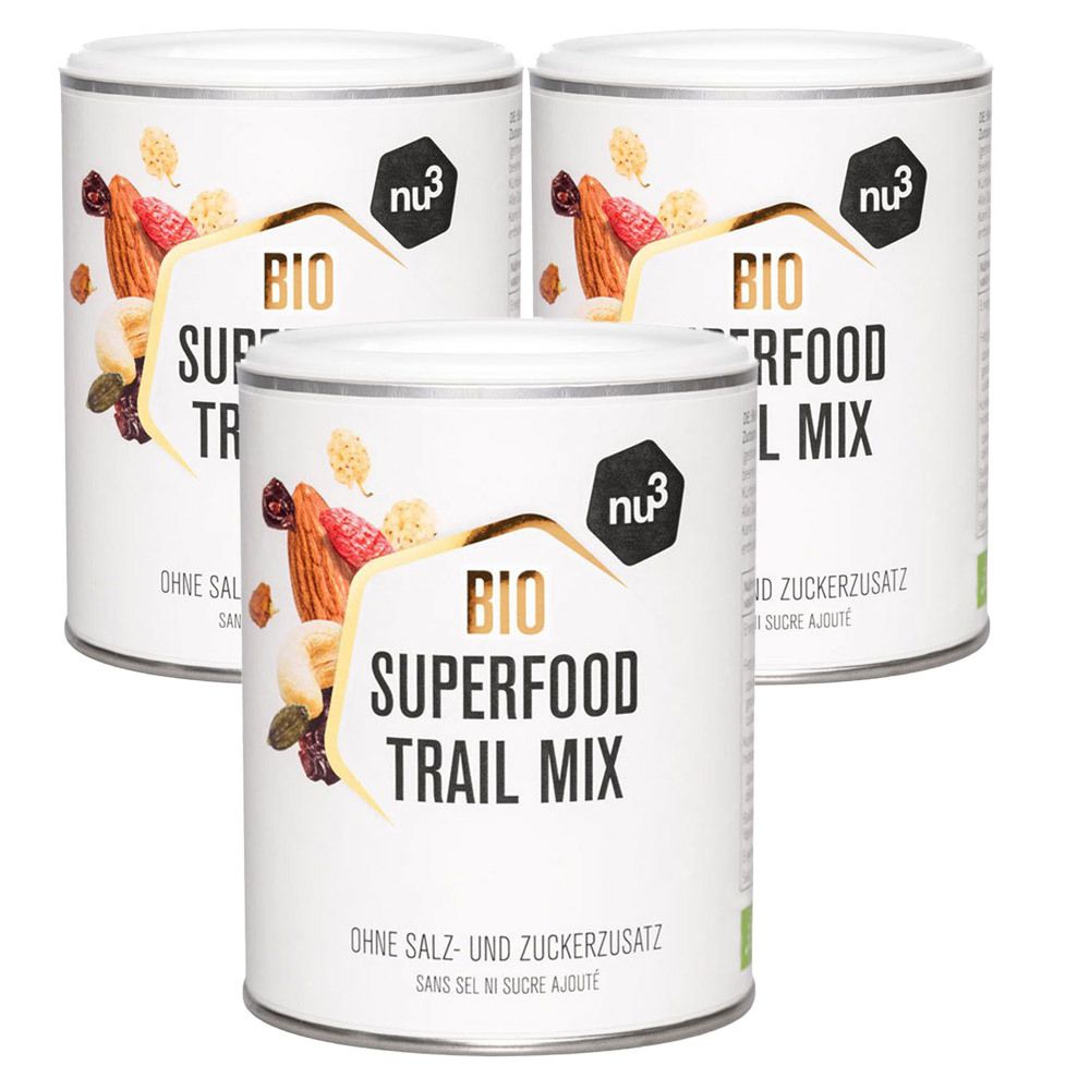 Trois boîtes de "Bio Superfood Trail Mix" avec le logo "nu3". Inscription : Sans sel ni sucre ajouté. Illustration de noix et de fruits.