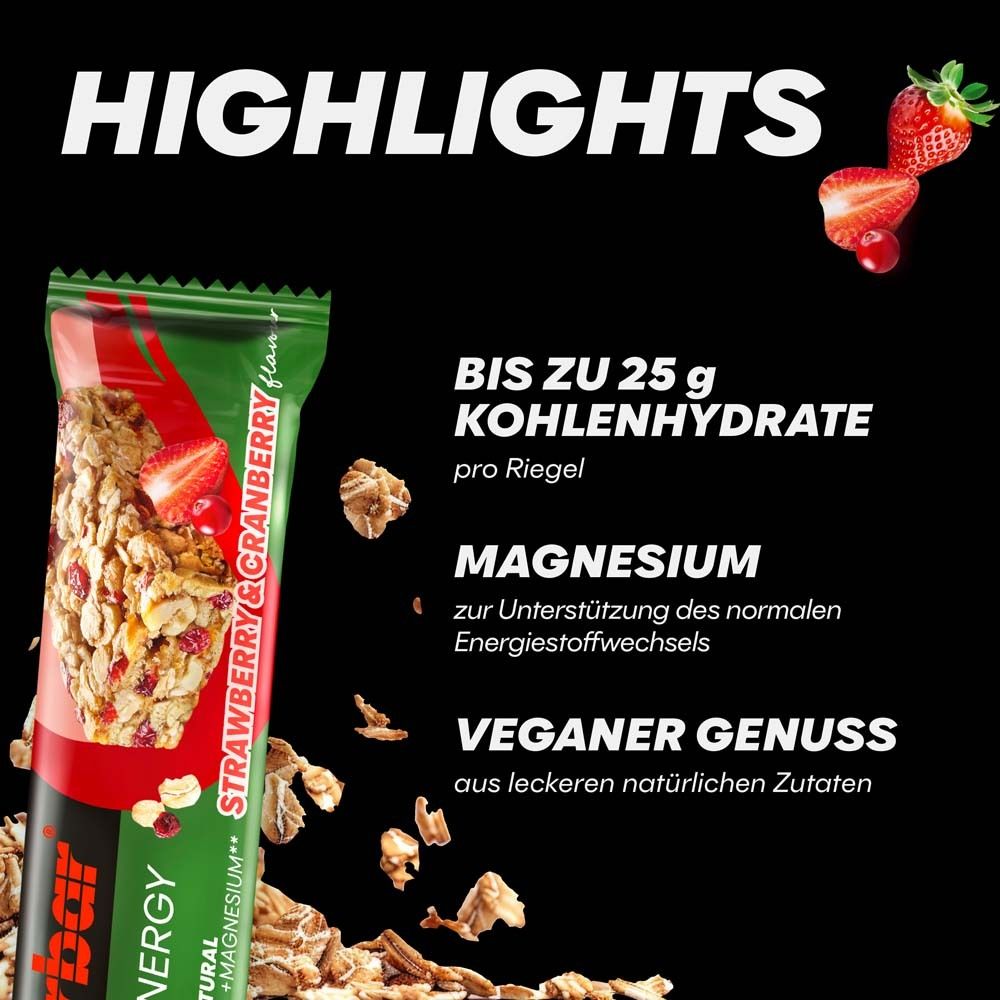 PowerBar Natural Energy Riegel, Erdbeer-Cranberry. Schwarzer Hintergrund. Vegan. Enthält Magnesium. Text: Bis zu 25g Kohlenhydrate pro Riegel.