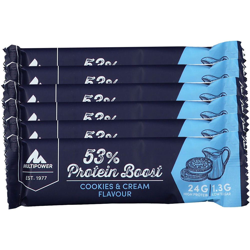 Mehrere Proteinriegel in blauer Verpackung. Aufdruck: Multipower, 53% Protein Boost, Cookies & Cream. Mit Nährwertangaben.