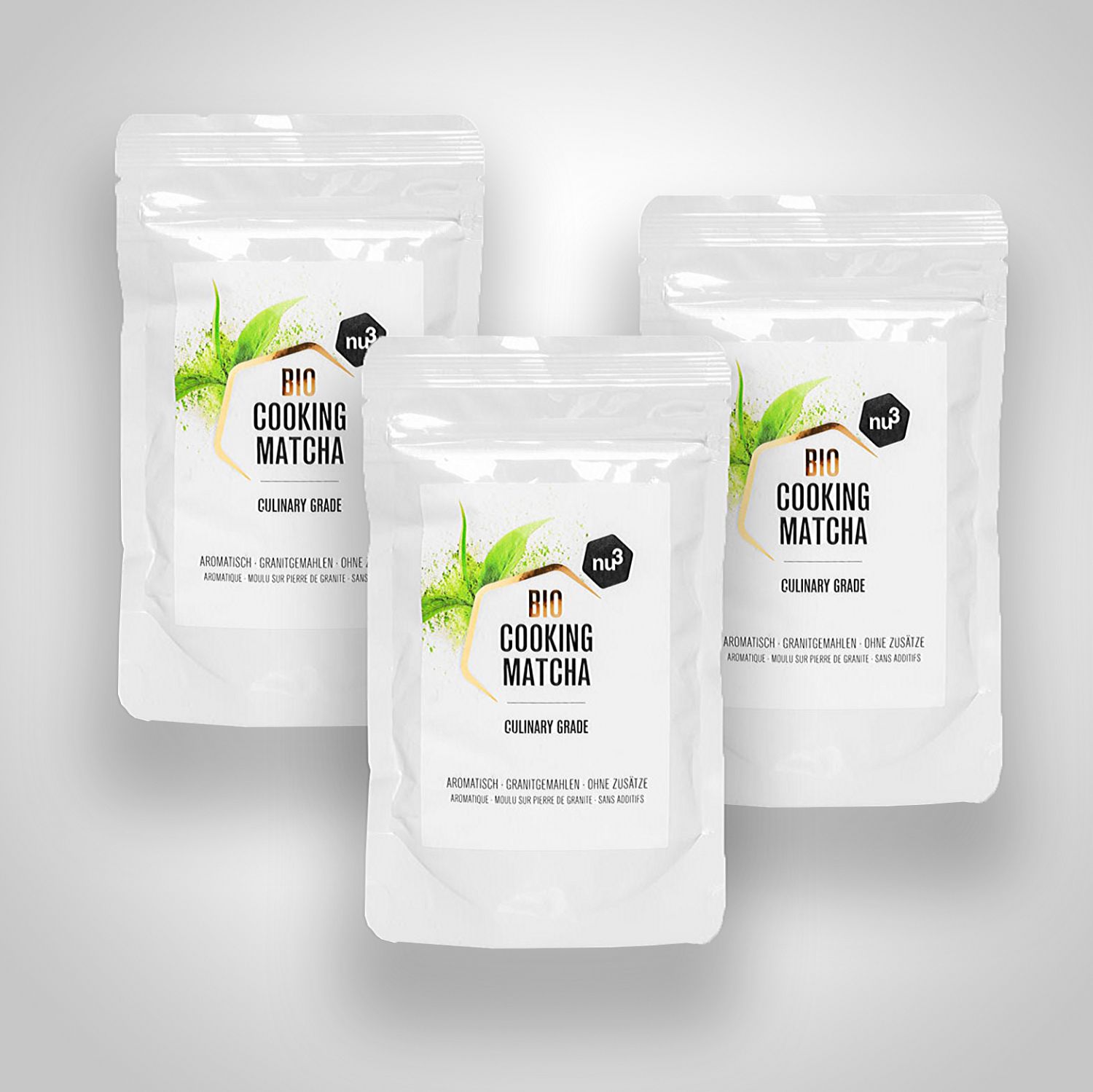 Trois sachets de nu3 Bio Cooking Matcha. Sachets blancs avec impression, montrant le nom du produit et le logo.