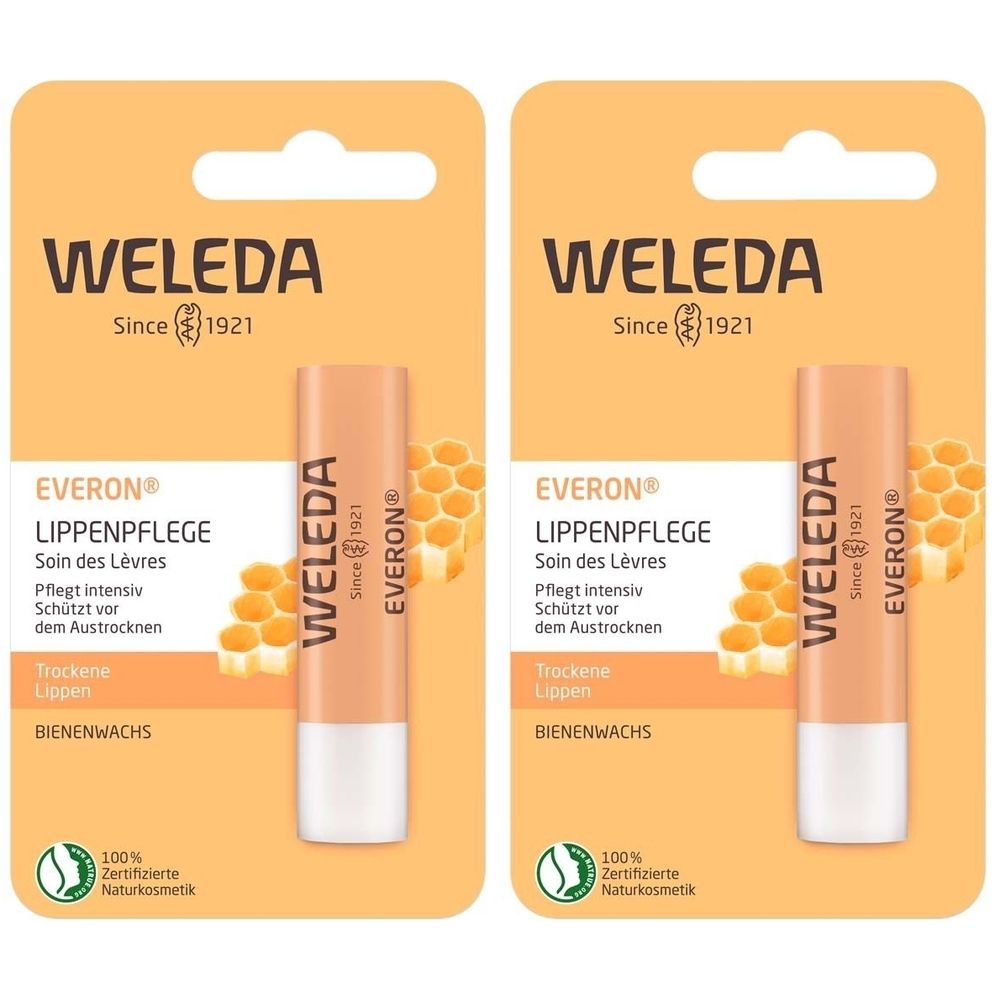 Deux sticks de soin des lèvres en blister. Inscription: Weleda, Everon, soin des lèvres, cire d'abeille, cosmétiques naturels certifiés.