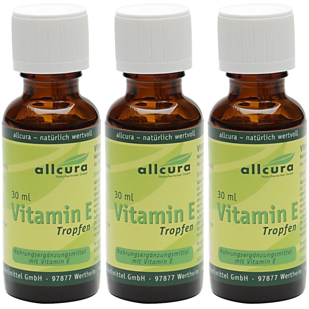 Drei braune Glasflaschen mit weißen Deckeln. Auf den Etiketten steht "allcura Vitamin E Tropfen".