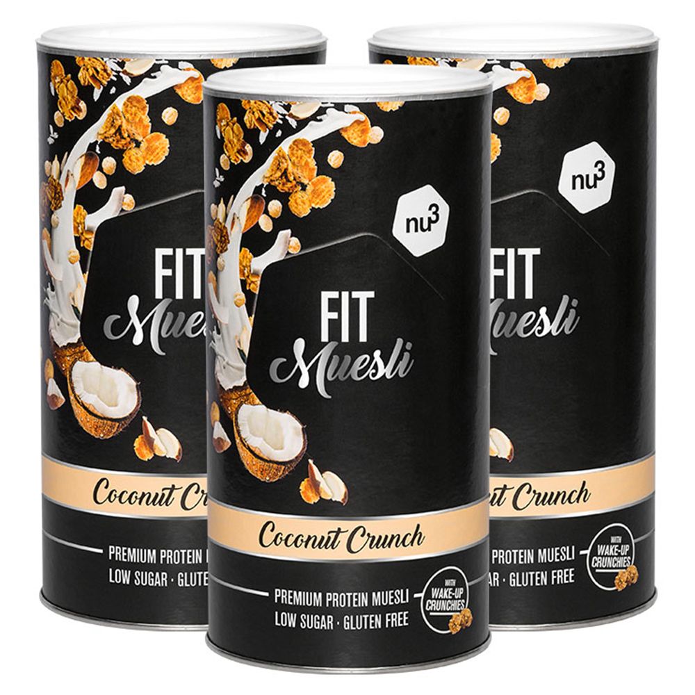 Trois boîtes de nu3 Fit Protein Müsli, Coconut Crunch. Boîtes noires avec couvercles blancs. Inscription : Fit Müsli, Coconut Crunch, Premium Protein Müsli.