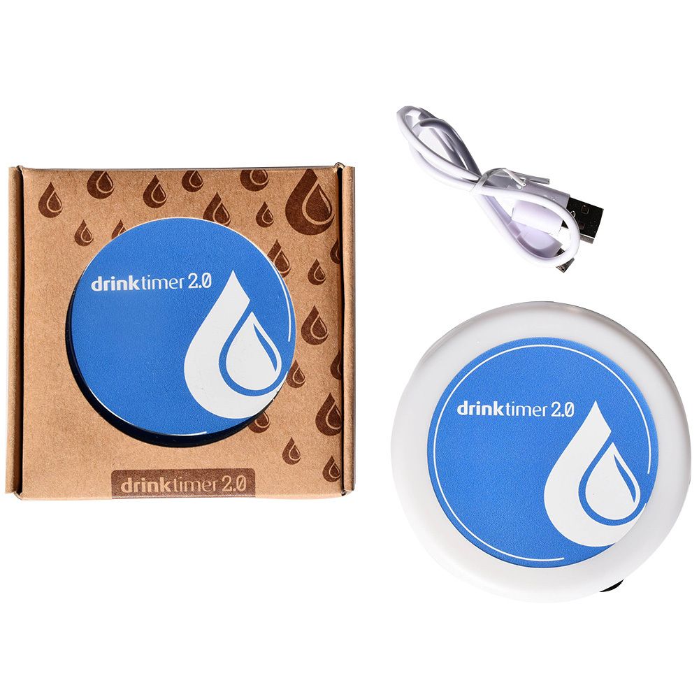 Drinktimer 2.0 und Zubehör. Weißer Drinktimer mit blauem Logo. USB-Ladekabel. Braune Kartonverpackung.