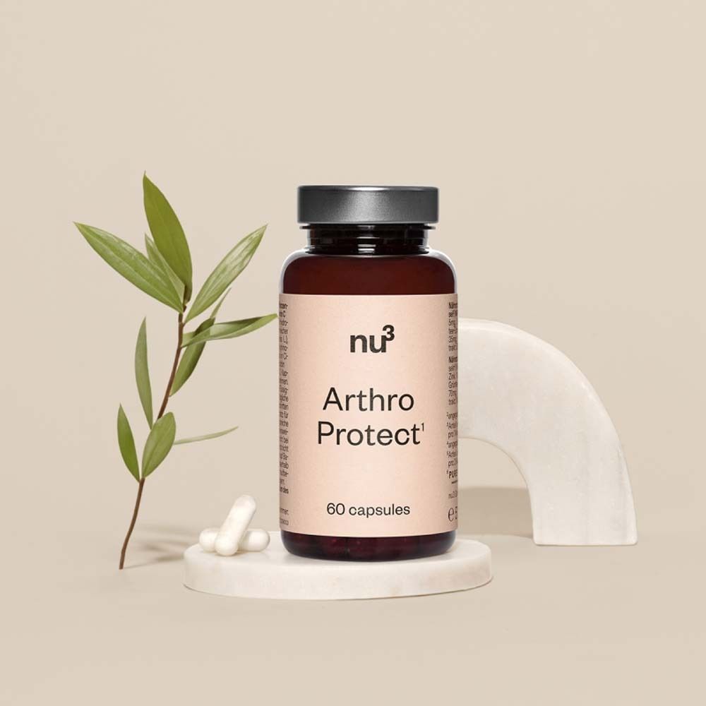 Braune Tablettenflasche mit schwarzem Deckel. Aufschrift: nu3 Arthro Protect, 60 Kapseln. Daneben Zweig und weiße Skulptur.