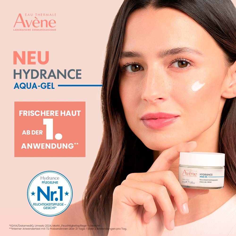Femme tenant un pot d'Avène Hydrance Aqua-Gel. Inscription Aqua-Gel Crème. Arrière-plan : texte publicitaire.