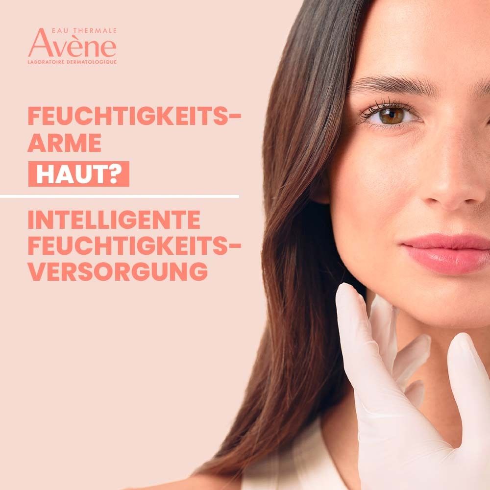 Femme se touchant le visage. Arrière-plan : texte sur la peau déshydratée et l'hydratation intelligente.
