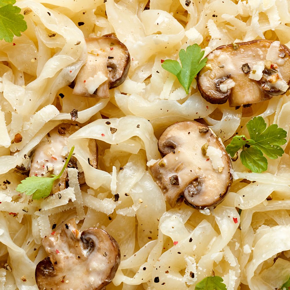 Nahaufnahme von nu3 Fit Konjak-Tagliatelle mit Pilzen und Petersilie, gewürzt mit Pfeffer.