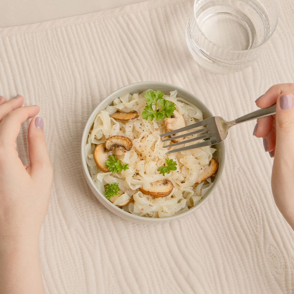 Un bol de nu3 Fit Konjac Tagliatelle avec champignons et persil, vu de dessus.