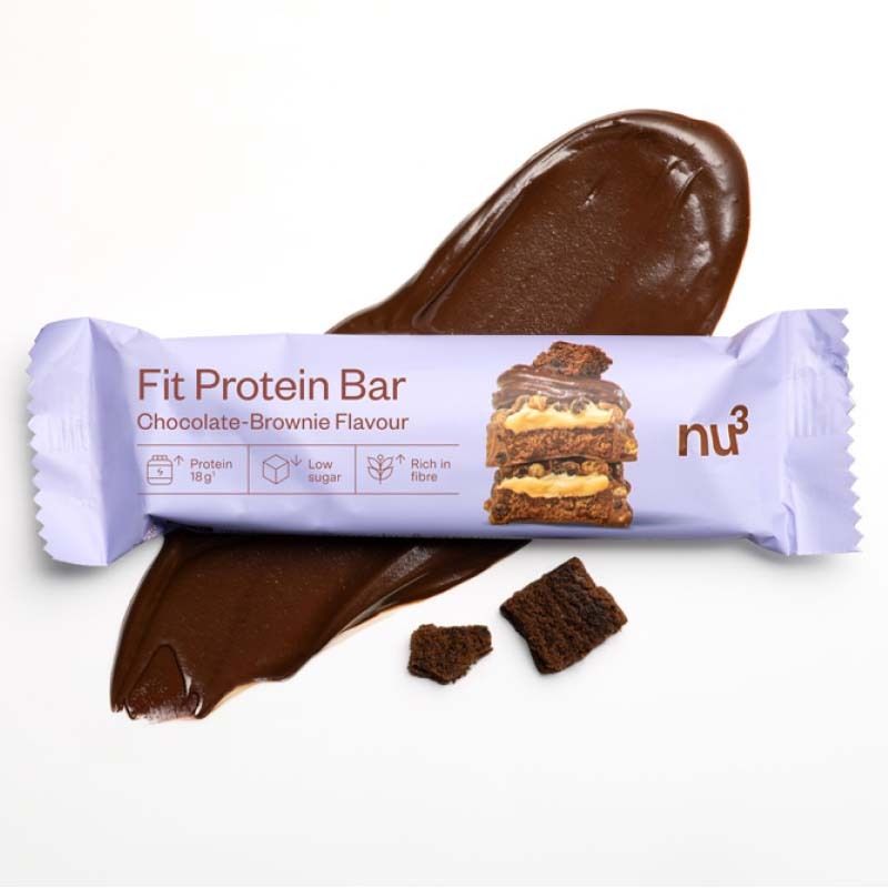 Ein nu3 Fit Protein Riegel Schokolade-Brownie mit Schokoladensauce und Stückchen.